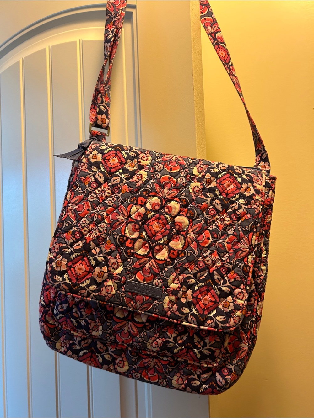 Vera Bradley Magenda Medallion Mailbag crossbody style